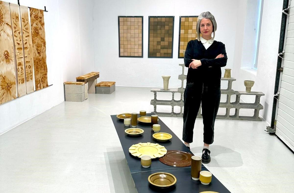 Carmen López Brío con algunas de las piezas de la exposición 'Minados'.
