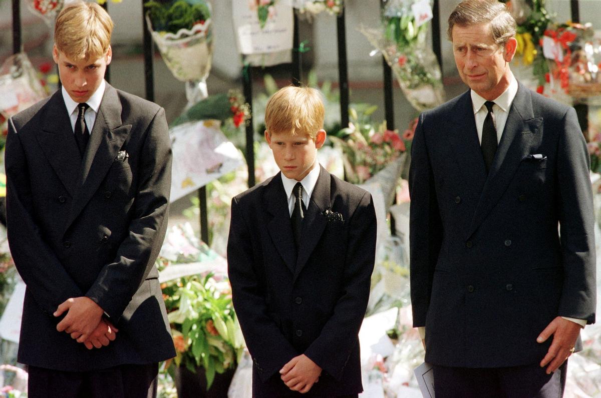 El príncipe Carlos, el príncipe Harry y el príncipe William de Gran Bretaña miran el ataúd de Diana, princesa de Gales.