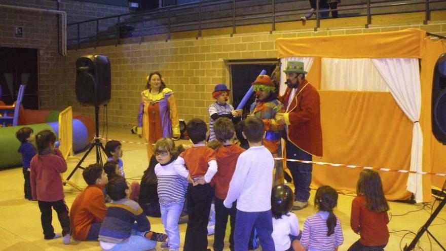 Un grupo de payasos relata un cuento a pequeños que han disfrutado del festival en el pabellón.