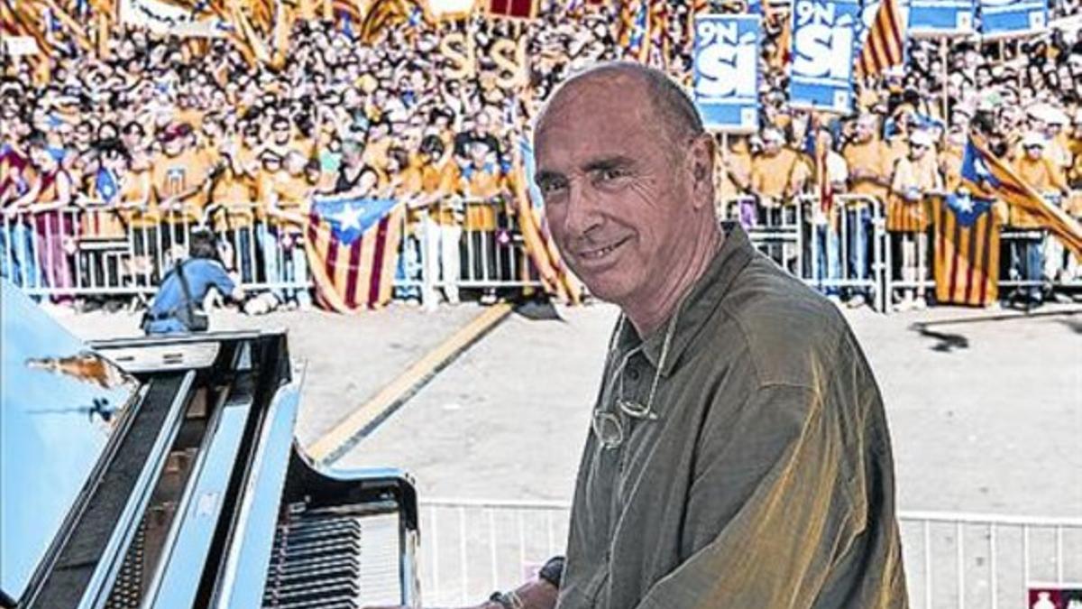 El cantate y compositor Lluís Llach participó en la movilización.tocando el piano