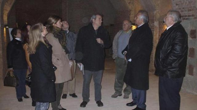 El arquitecto Pedro Lucas explica las actuaciones en la bodega que se conserva en la Junta Agropecuaria.
