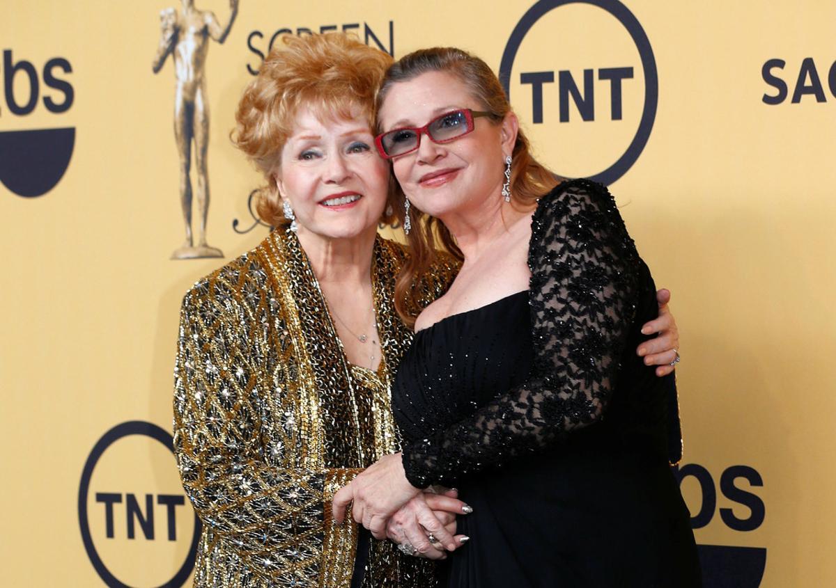 FILE PHOTO: Actress Debbie Reynolds poses with her daughter actress Carrie Fisher backstage after accepting her Lifetime Achievement award at the 21st annual Screen Actors Guild Awards in Los Angeles, California January 25, 2015.  REUTERS/Mike Blake/File Photo     TPX IMAGES OF THE DAY