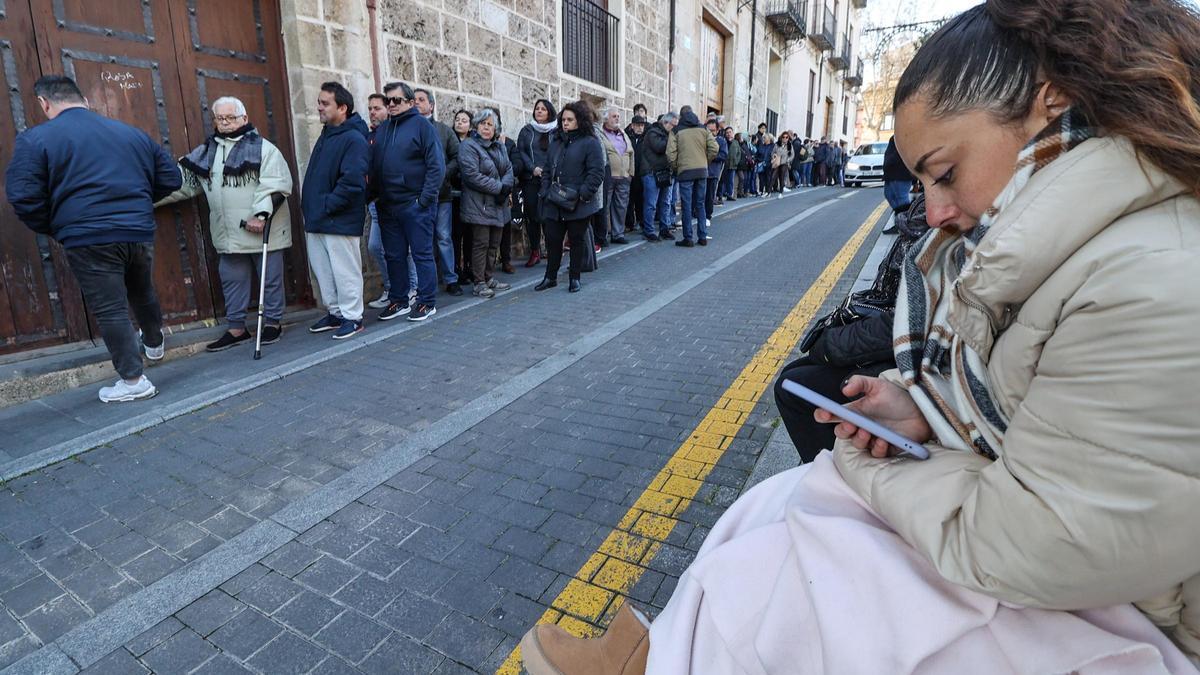 Más de cien personas esperan haciendo cola antes de la apertura de la venta de sillas