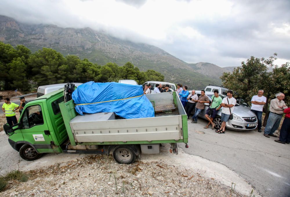 Agricultores y vecinos logran parar las máquinas que iban a triturar otra parcela afectada por la Xylella