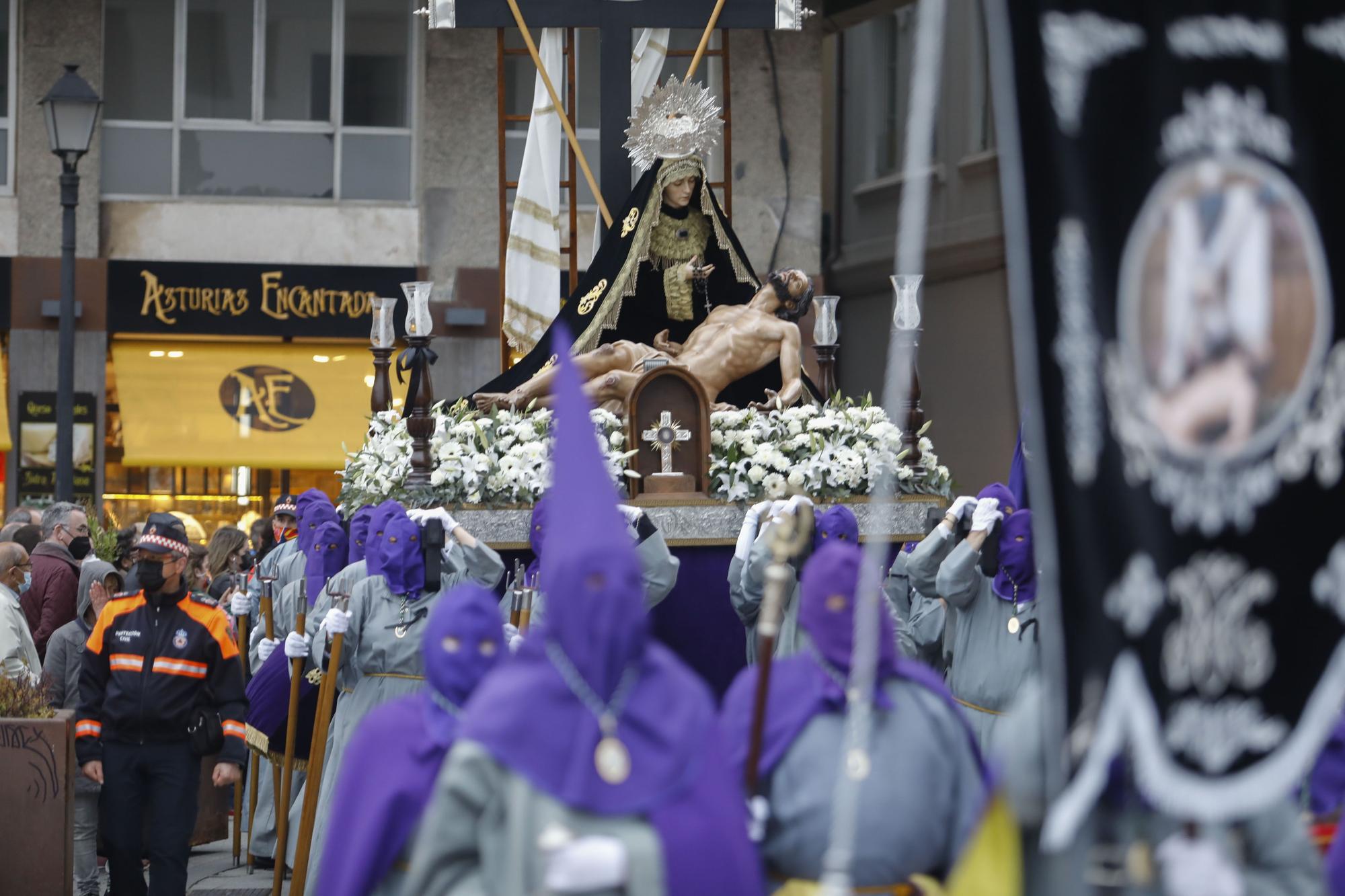 En imágenes: La procesión del Viernes Santo en Gijón