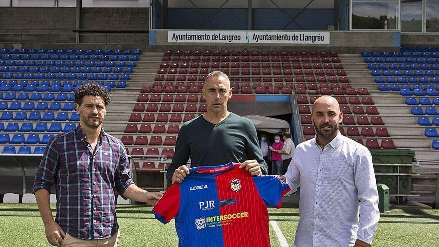 Por la izquierda, Javier Castaño, Ángel Rodríguez y Dani López posan con la camiseta del Langreo sobre el césped del Nuevo Ganzábal.