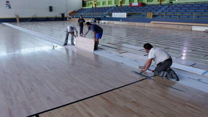 Los operarios trabajan en la nueva pista.