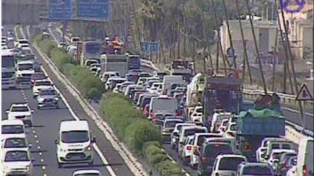 Un incendio cercano a la autopista causa retenciones en la vía.