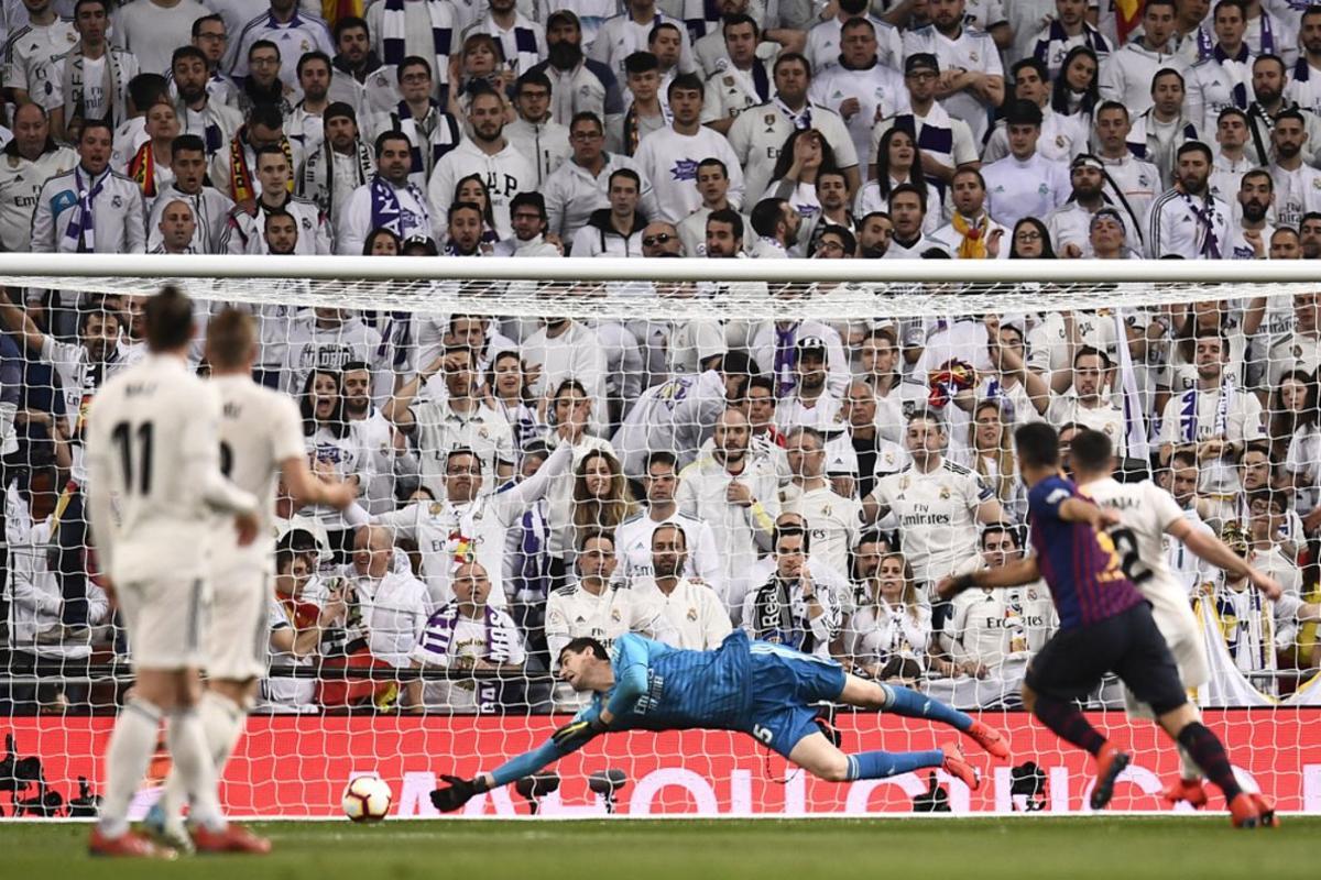 El portero Thibaut Courtois durante el partido entre el Real Madrid y el FC Barcelona en el Estadio Santiago Bernabéu de jornada 26 de La Liga.