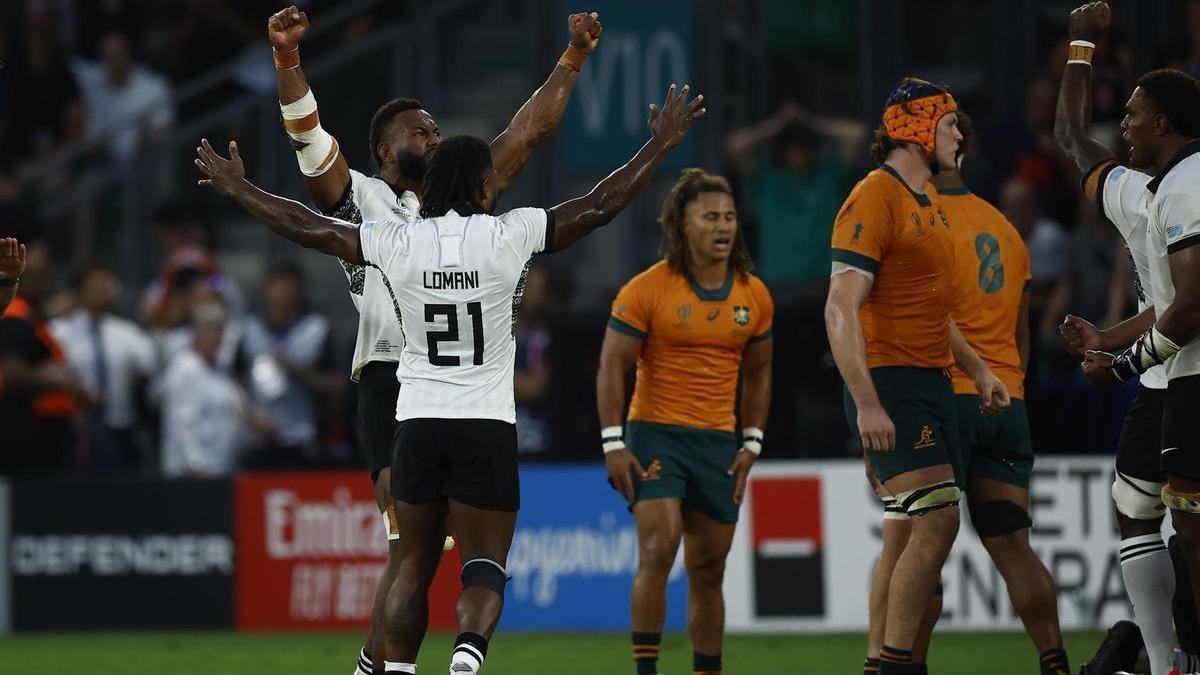 Los jugadores de Fiji celebran el triunfo ante Australia.