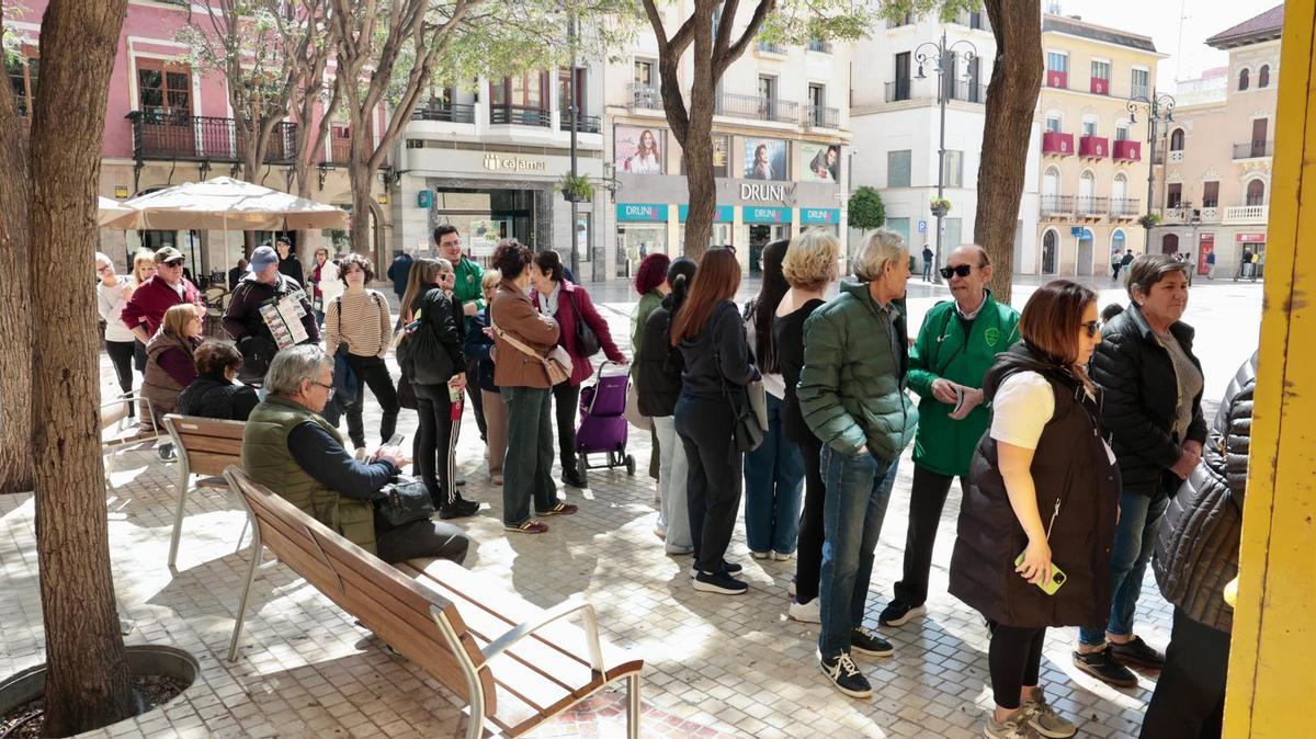 La expectación por ver las procesiones de Elche ha aumentado en los últimos años