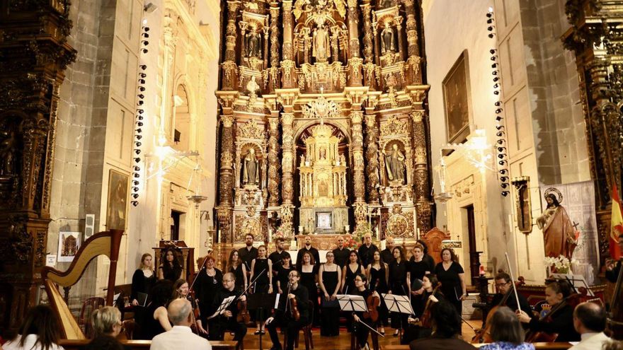 El coro de la Universidad de Oviedo, durante el concierto de ayer en San Isidoro. | MARIO CANTELI