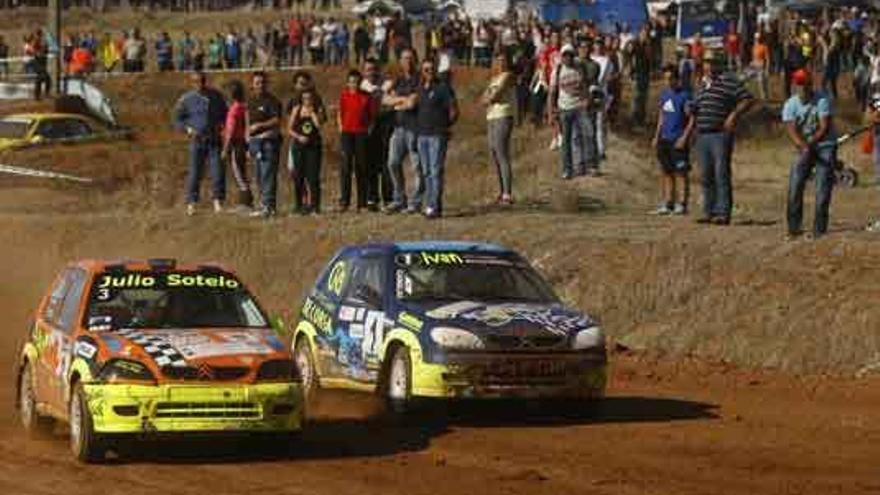 Julio Sotelo e Iván Posado, disputándose la primera posición.