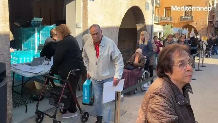 Colas casi quilométricas de pensionistas para recoger la caja de Navidad de Caixa Rural Vila-real
