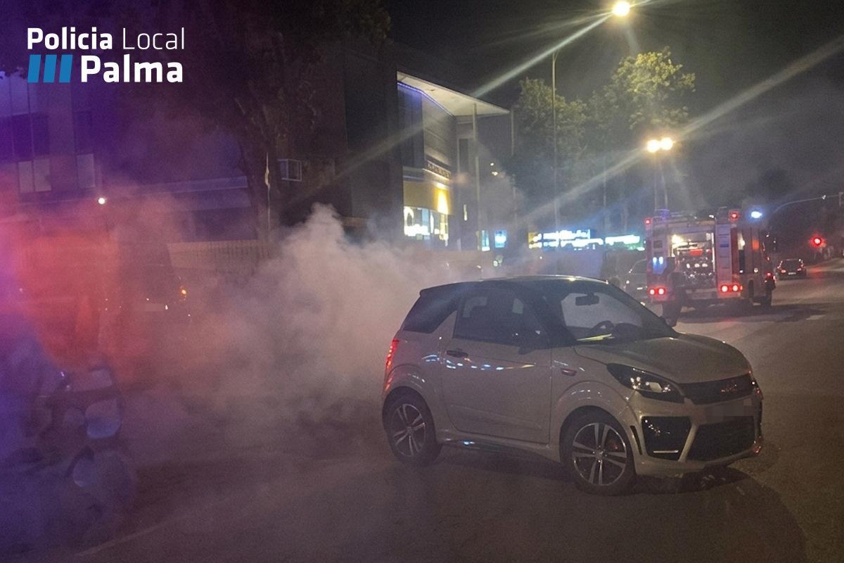 Coches afectados por el incendio de contenedores la madrugada de este jueves en Palma.