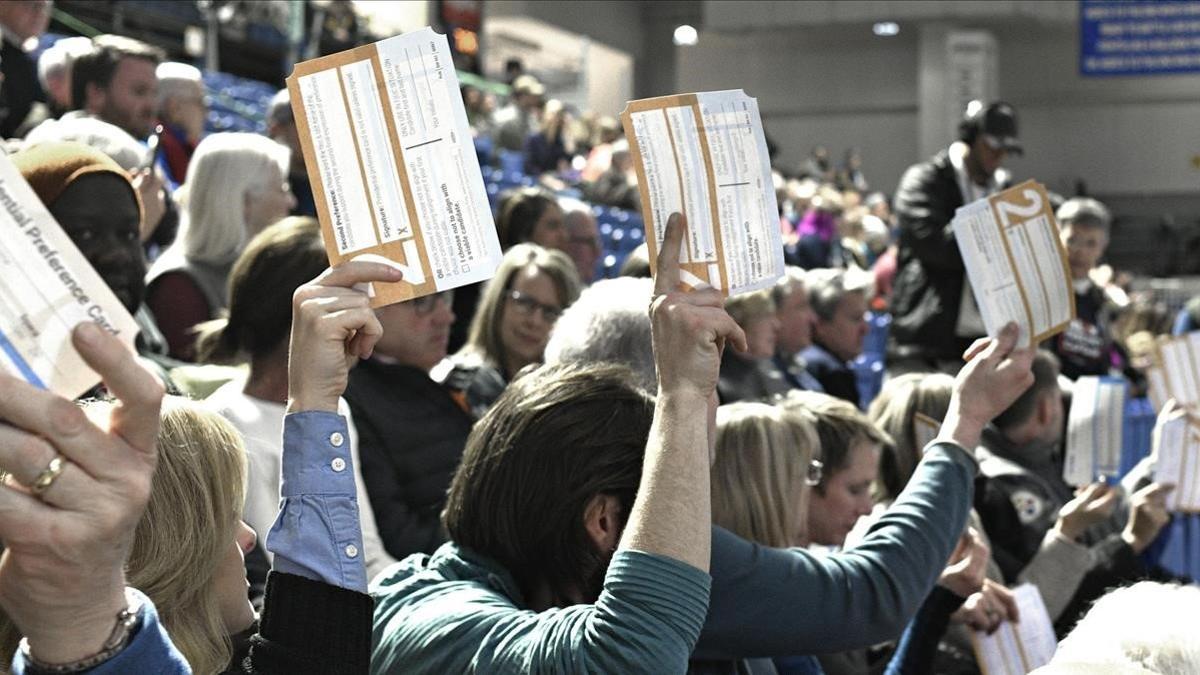 Miembros de un caucus de Iowa votan en la universidad Drake, en Des Moines.