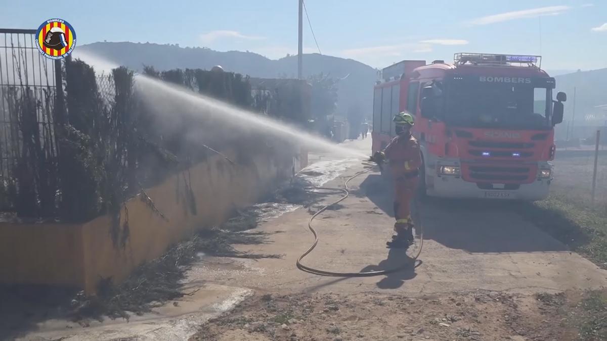 Dispositivo del Consorcio de bomberos para extinguir el incendio de Alfarp