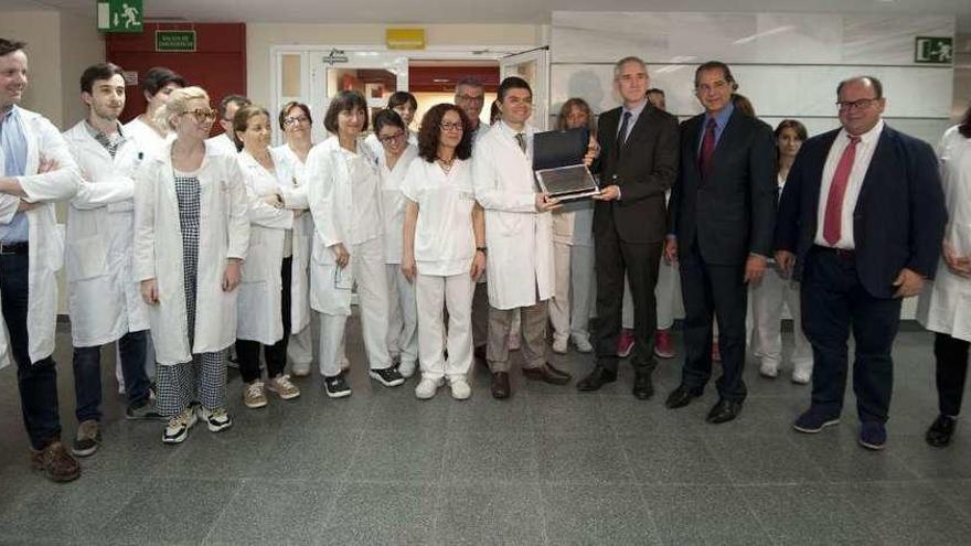 El equipo Microbiología del Chuac, &#039;capitaneado&#039; por Germán Bou, recibió, ayer, la distinción que les acredita como el mejor servicio hospitalario de España en su especialidad.