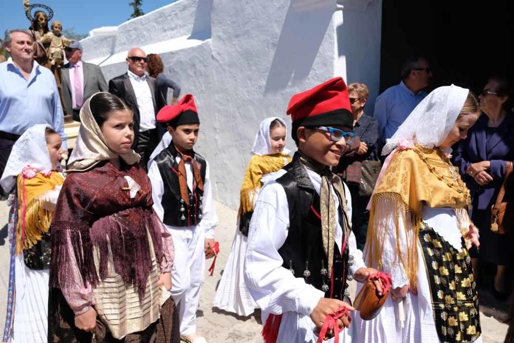 Han disfrutado de la misa, procesión y de un desfile de carros antiguos