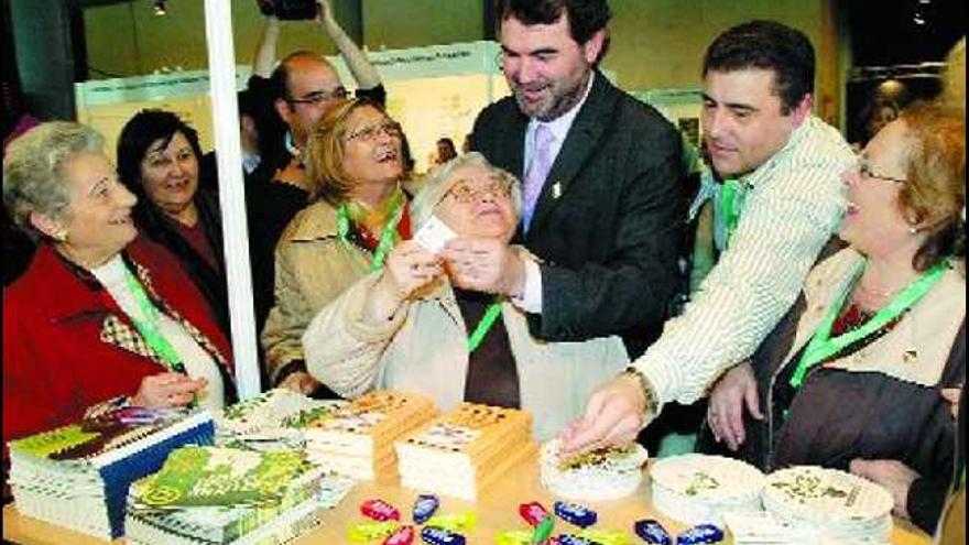 Un grupo de mujeres voluntarias entrega un preservativo a Quintana, en el Congreso de Voluntariado. / jorge leal