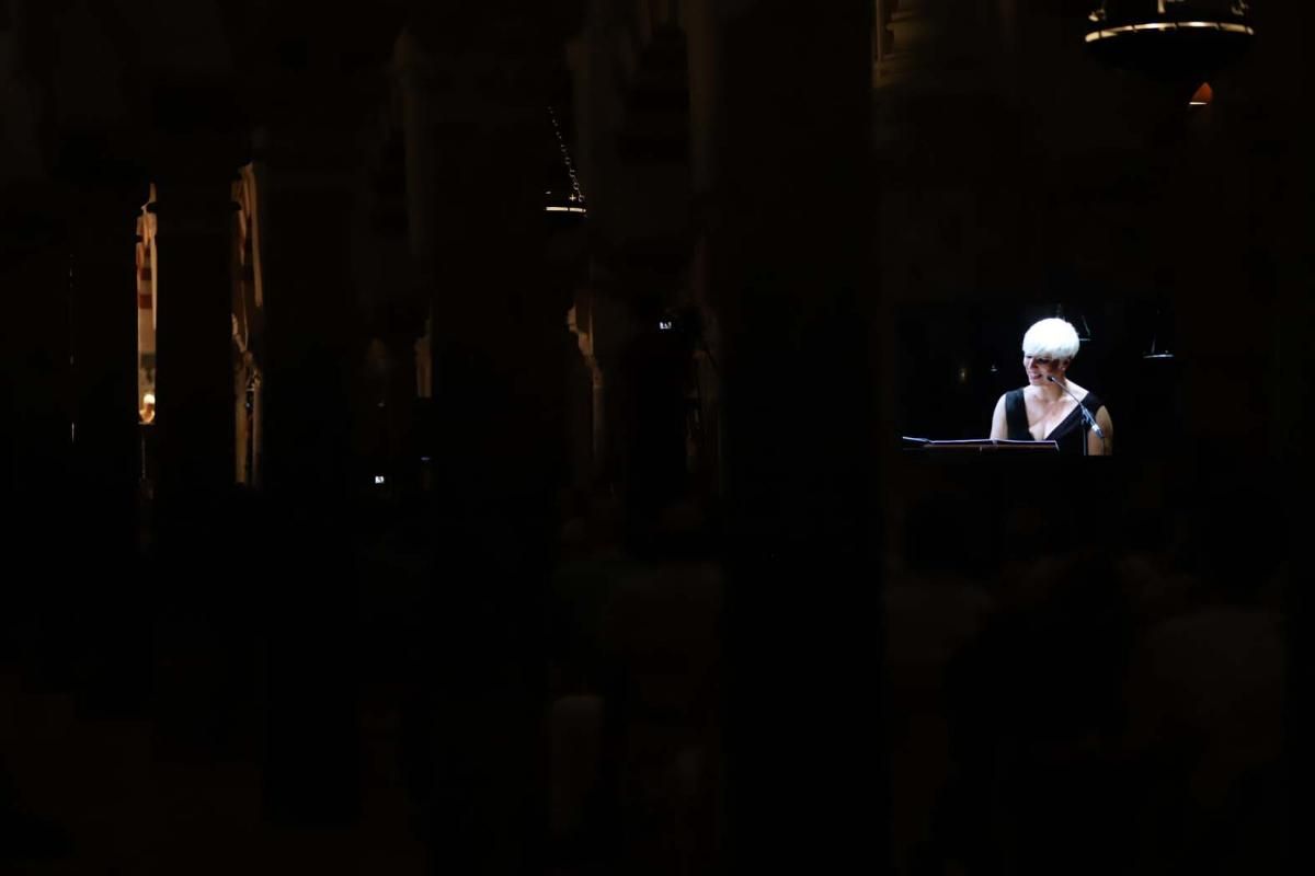 Pasión Vega eleva su voz, en la Mezquita-Catedral, por las víctimas del Covid