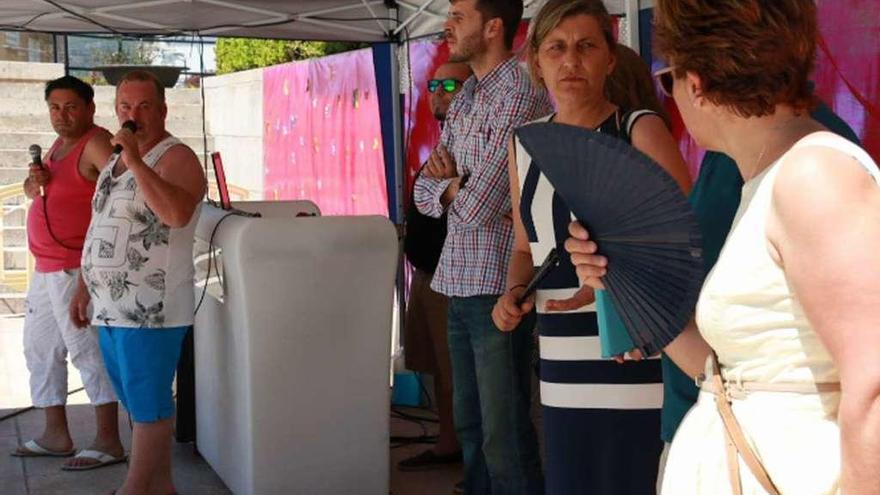 Los organizadores, pronunciando el pregón en presencia de la alcaldesa y ediles. // Bernabé/Adrián Rei