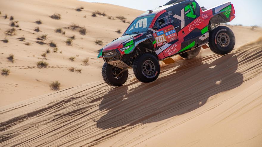 Al Rajhi, líder de coches, abandona el Dakar y entrega la general a Sainz y Al-Attiyah.