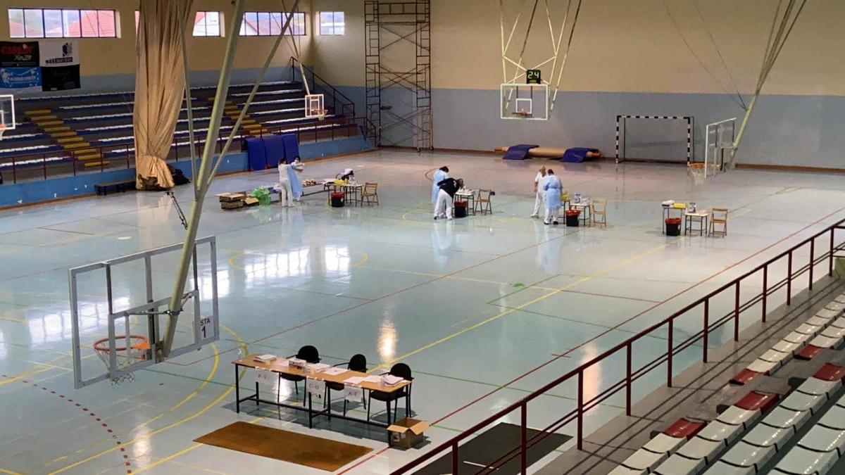 Preparación del pabellón de Xinzo de Limia para realizar ayer el cribado selectivo de Covid.  // FdV