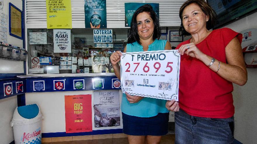 Nereida y Noelia Guedes muestran el número premiado, vendido en su bazar.