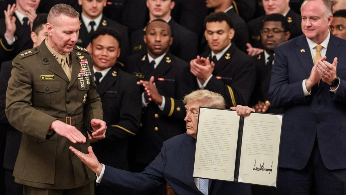 Donald Trump firma la orden ejecutiva que preserva un período dedicado al juego Army Navy