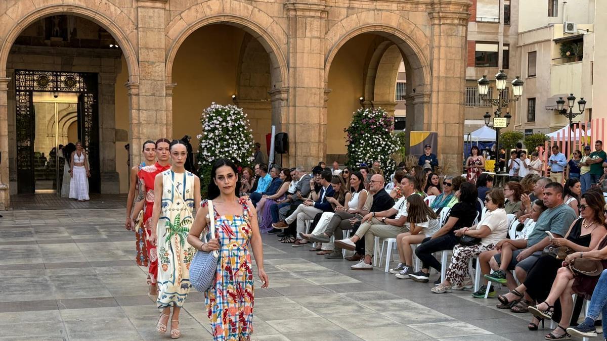 La Plaza Mayor de Castelló se convirtió en pasarela al aire libre con un desfile que reunió moda, creatividad y participación ciudadana.