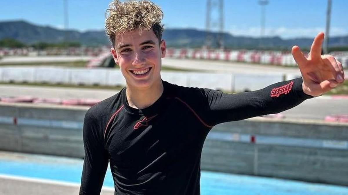 Alsina, sonriente en un circuito
