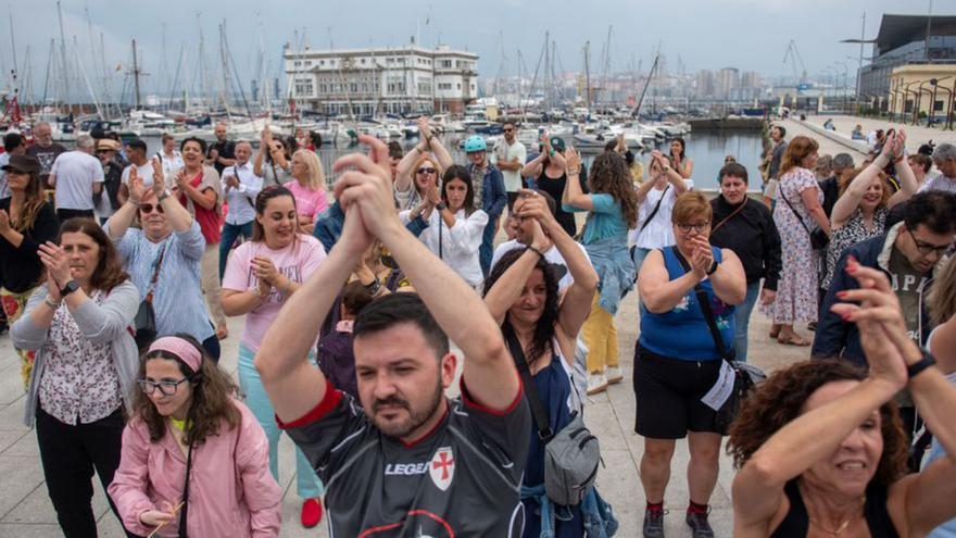 Un ‘flashmob’ en la Marina por DiversidArte | CASTELEIRO/ROLLER AGENCIA