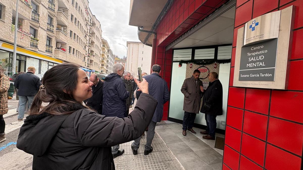 Thalía Belmonte, hija de Susan García Tardón, toma una foto de la placa que lleva el nombre de su madre tras el acto de homenaje.