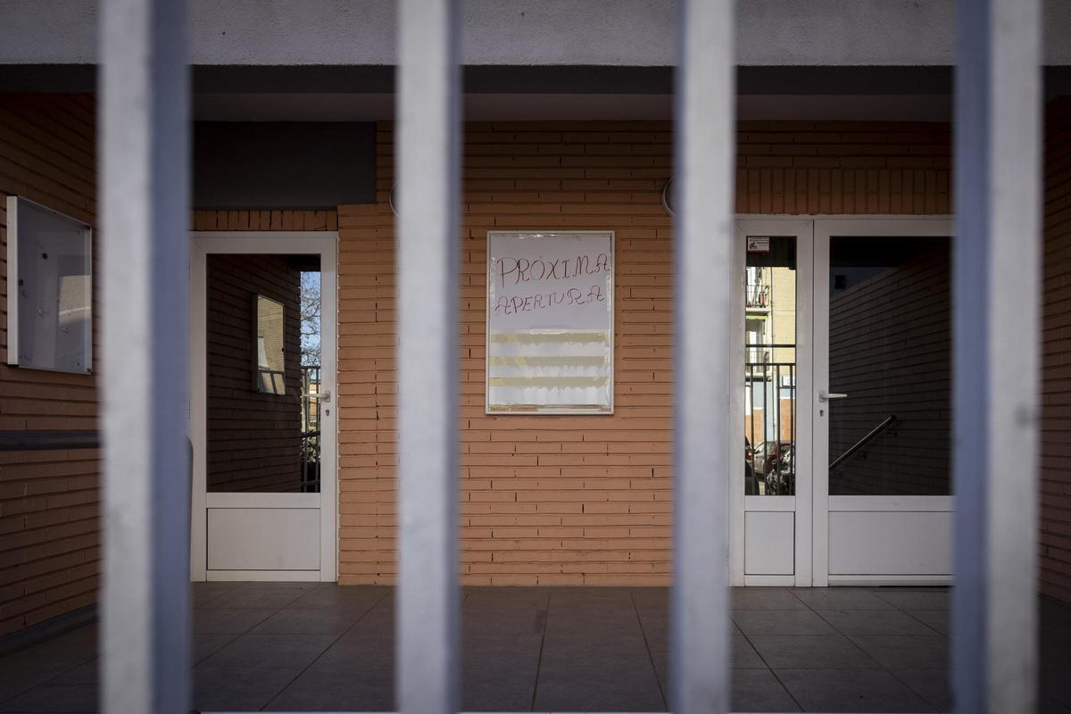 Cartel de ‘próxima apertura’ en las instalaciones del centro Waldorf Munay de Zaragoza.