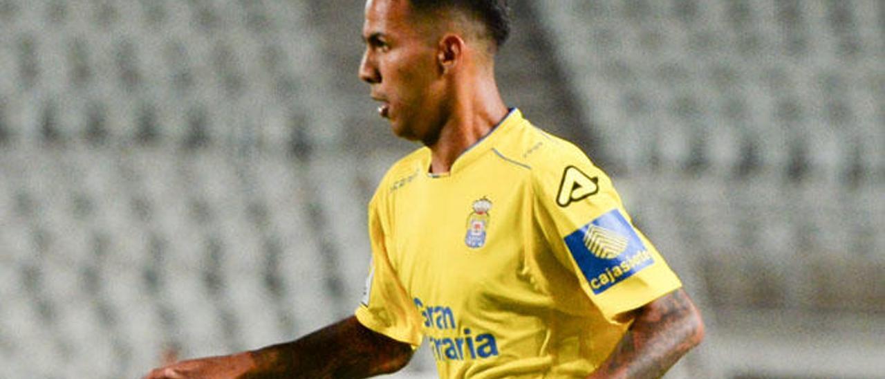 Jonathan Viera conduce el balón durante el encuentro de ayer.