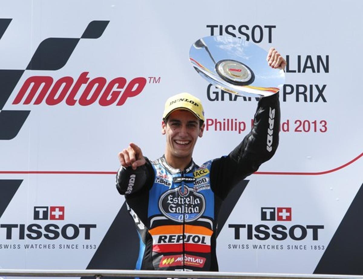 Àlex Rins celebra la victòria que el col·loca a 5 punts del primer classificat del Mundial, Luis Salom, quan encara hi ha 50 punts en joc. Àlex Rins celebra la victòria que el col·loca a 5 punts del primer classificat del Mundial, Luis Salom, quan encara hi ha 50 punts en joc.