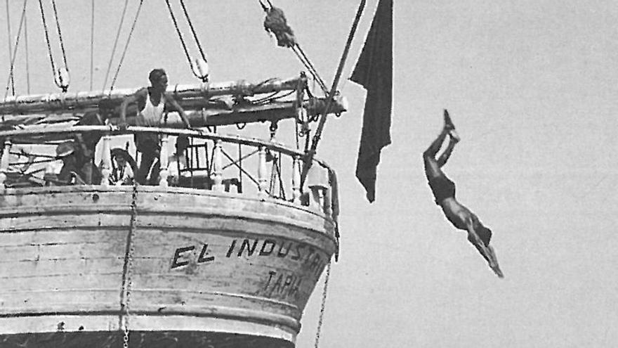 Una imagen tomada en Bueu (Pontevedra) en 1928 por el fotógrafo José María Massó, y publicada en el libro «Archivo José María Massó», que muestra a un tripulante lanzándose al agua desde el barco.