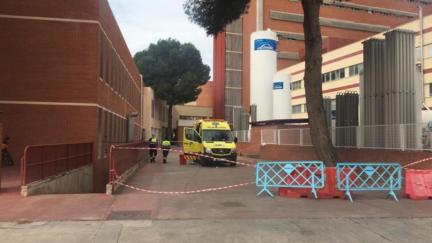 Una ambulancia en el Hospital Clínico Universitario Virgen de la Arrixaca.