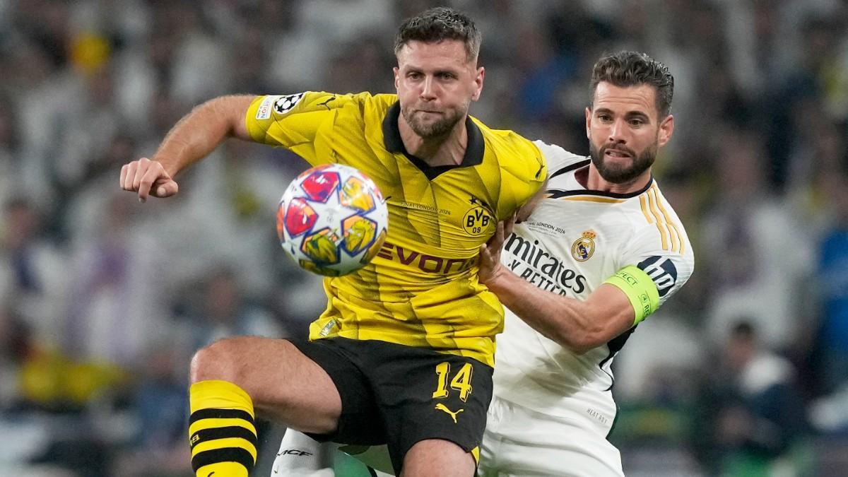 Nacho defiende a  Fuellkrug en la final ante el Borussia