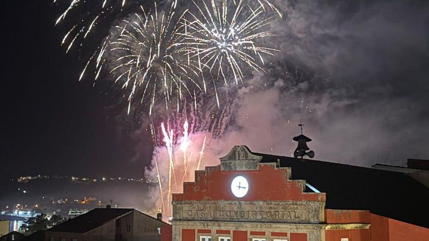 Fuegos artificiales en honor a la Reina de los Mares en Bueu