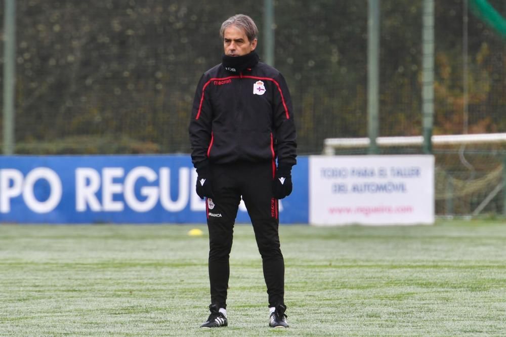 Natxo González dirigió un entrenamiento dividido en dos grupos para reforzar defensa y ataque. Los jugadores regresan mañana a Abegondo.