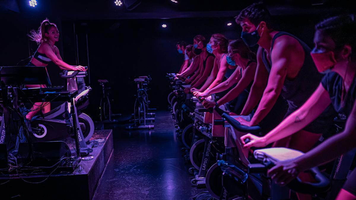 ¿No estás motivado para ir al ‘gym’? En Lapso Studios hacen ‘coaching’ en bici. 