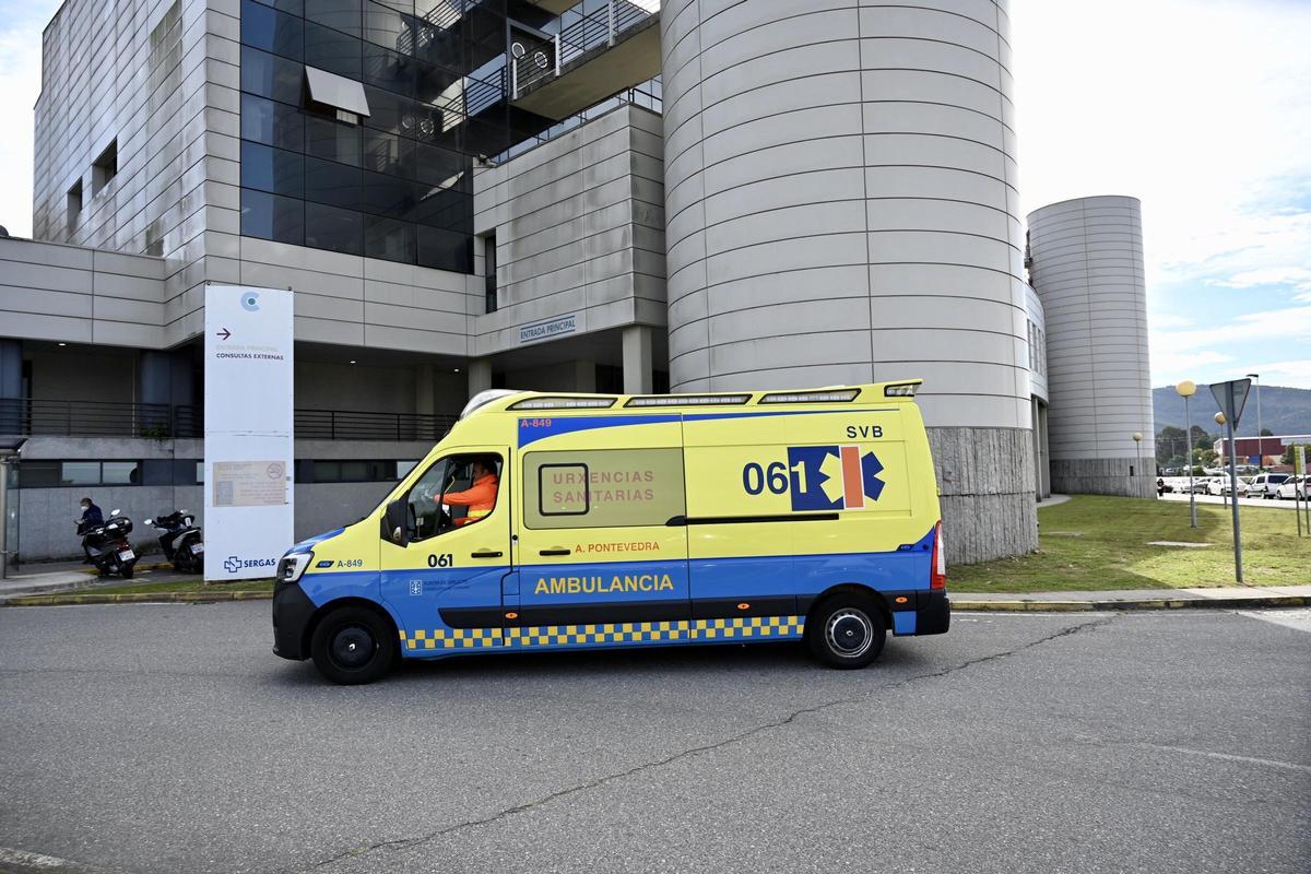 Una ambulancia ante el hospital Montecelo