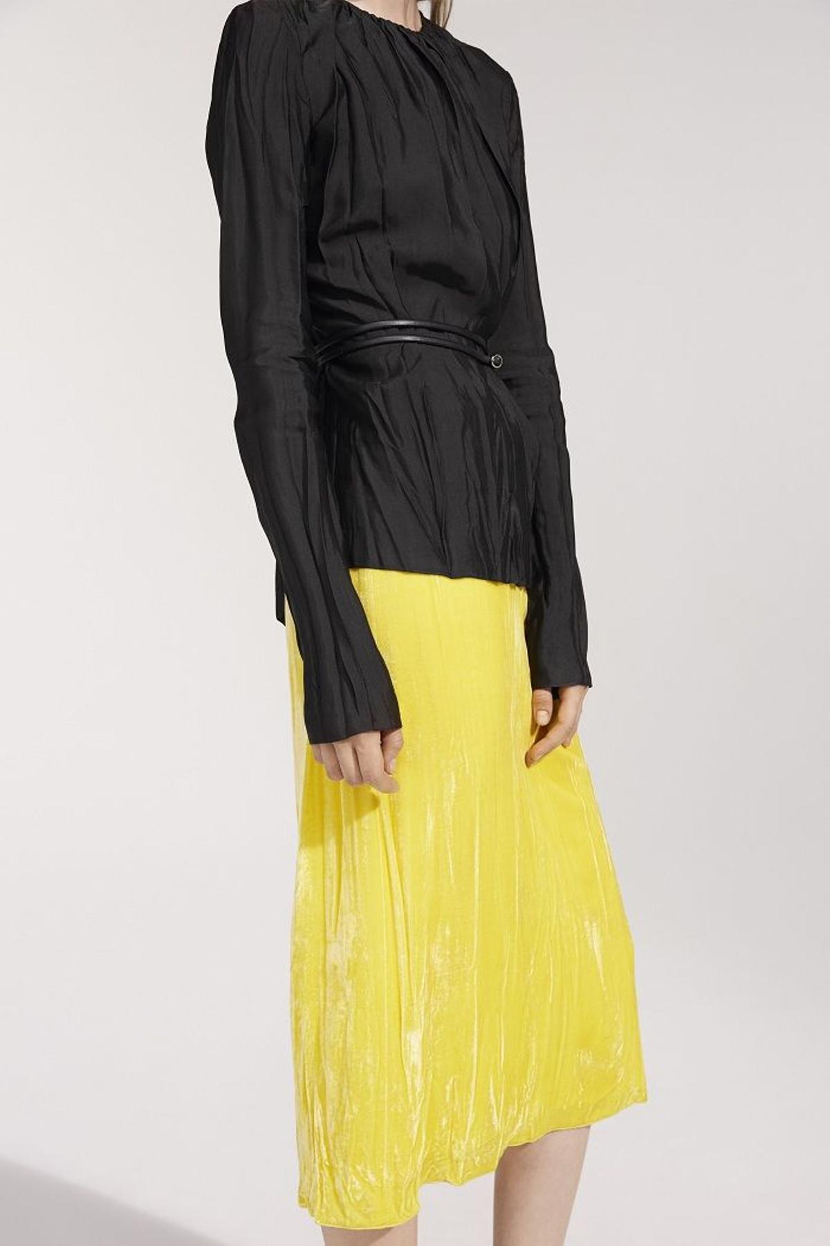 Nina Ricci colección primavera 2016, top negro y falda amarilla