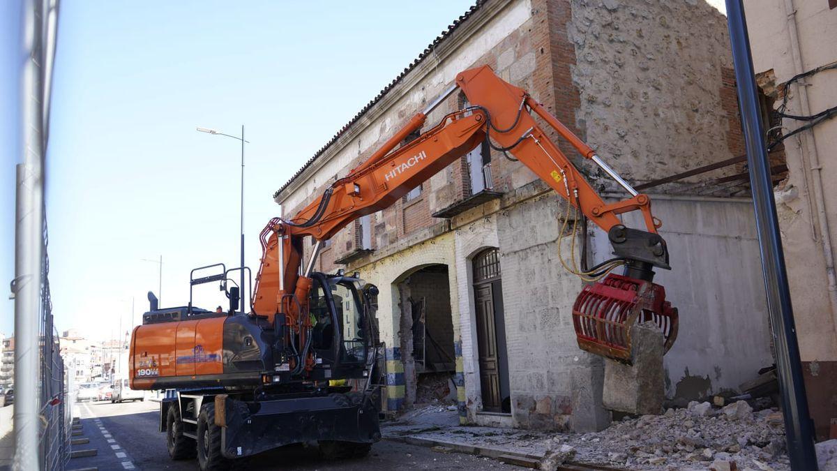 Anteriores trabajos de derribo en la avenida de La Feria de Zamora.