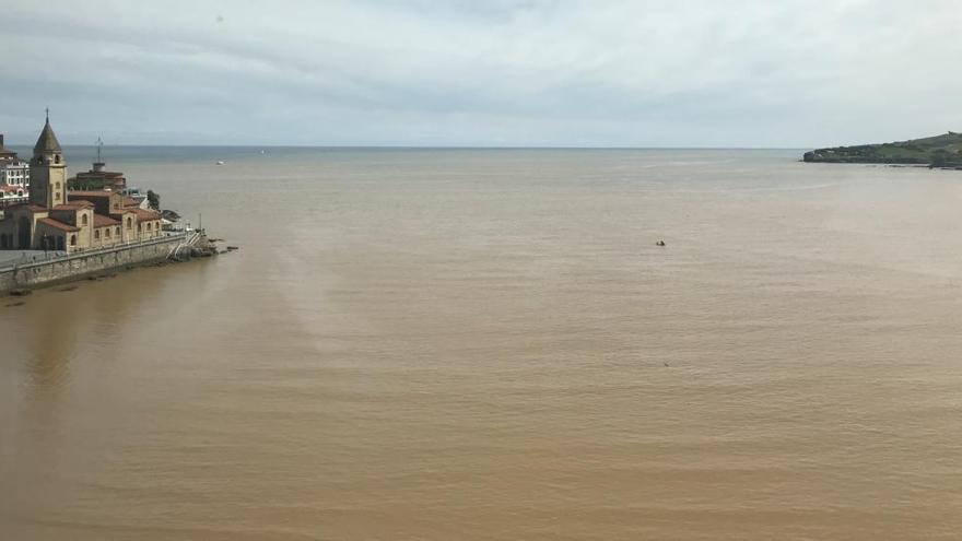 La mancha marrón de ayer en la playa