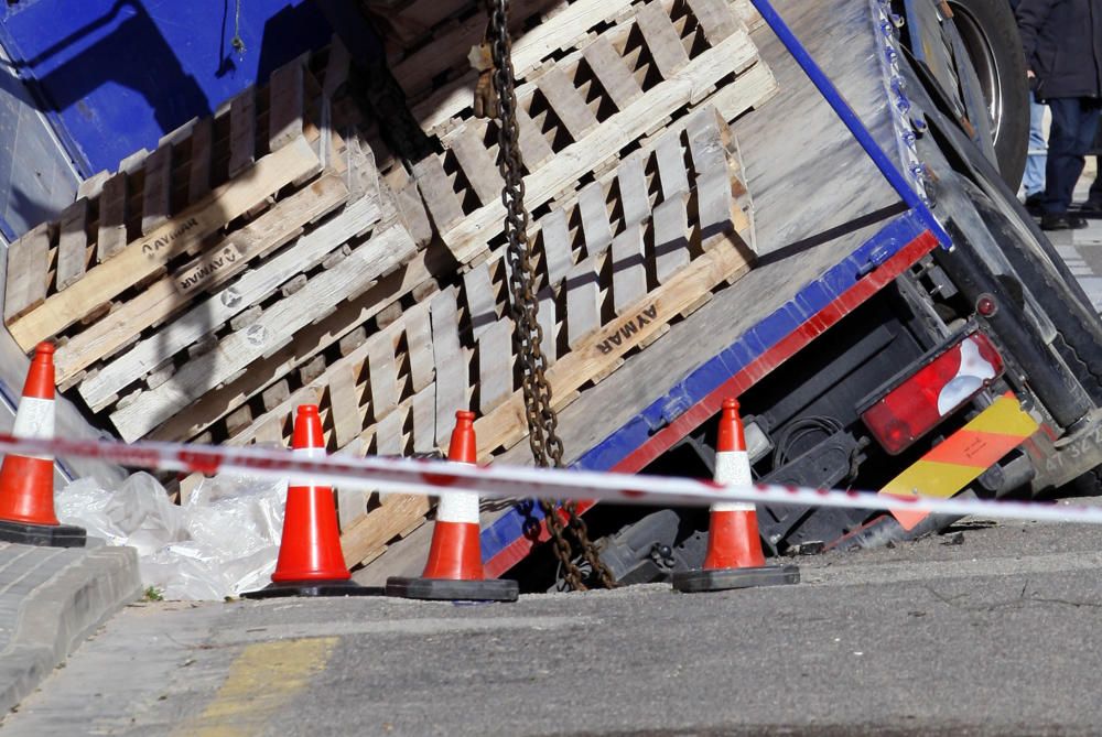 Cedeix el paviment d'un carrer de Torroella amb el pas d'un camió