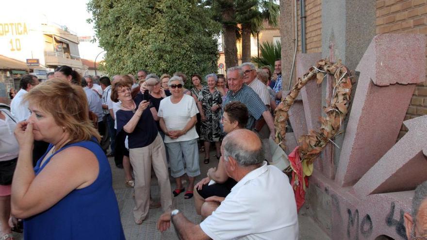 Los aljorreños protestan por la retirada del monumento de ´El Yugo y las Flechas´