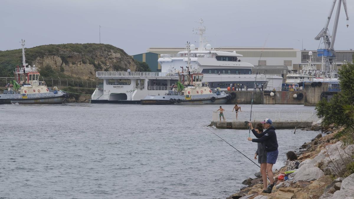 El yate auxiliar de Bill Gates en Gijón.